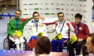 Омич Александр Кузюков завоевал золото чемпионата мира по фехтованию на колясках.